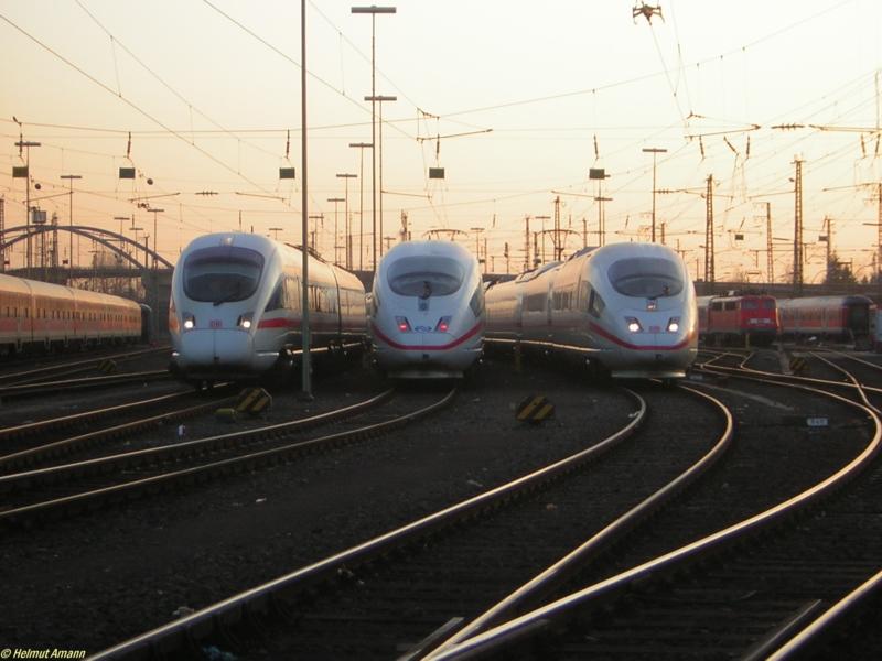 Eine kleine ICE-Parade mit 415 003, 406 052 der Nederlandse Spoorwegen und 406 004 der DB (von links nach rechts) befand sich am 20.03.2006 in der Abstellgruppe des BW Frankfurt am Main, 110 432 stand am rechten Bildrand im Hintergrund.
