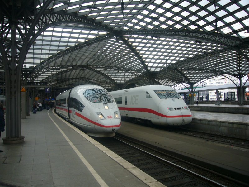 Eine kleine Momentsaufnahme.....Rechts ICE 952 aus Berlin Ostbahnhof und links ICE 610 nach Dortmund. Dieses Bild wurde am 25.03.07 in Kln Hbf aufgenommen.