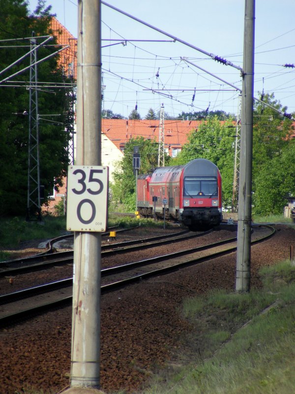 Eine kleine optische Tuschung: dieser Zug besitzt vier Wagen. Er berquert gerade den B 34,7 in Bestensee. Das ist die RB 14 nach Senftenberg am 10.05.
