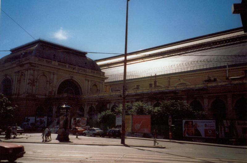 eine kleine Seitenanischt vom Budapester Bahnhof Keleti palyaudvar, der tglich gegen 11 vom Donau-Spree-Kurier aus Berlin angefahren wird.