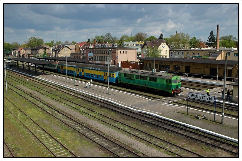 Eine kleine bersicht ber den Bahnhof Wolsztyn. Nach dem Strzen wartete SU 46-033 bereits wieder auf die Fahrt nach Poznan als 77433. 2.5.2008.