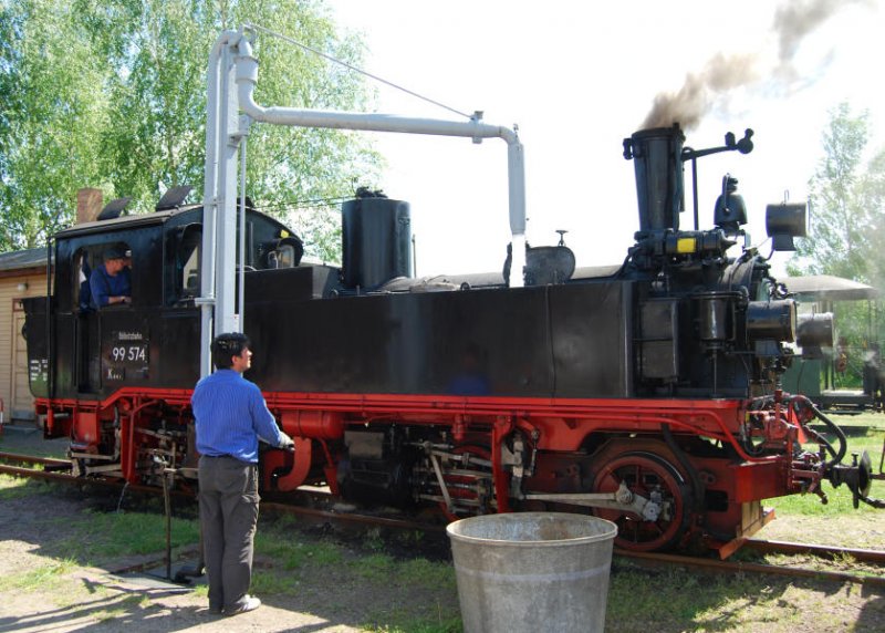 Eine kleine Versptung zwingt das Personal der 99 574 gleich mit dem Zug an den Wasserkran zu fahren, Mgeln 11.05.08