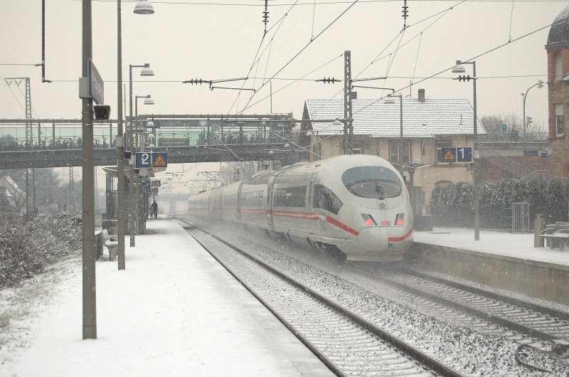 Eine kleine Winterimpression aus Heidelberg Pfaffengrund/Wieblingen mit einem ICE 3 der gerade aus Richtung Heidelberg Hbf kommend den Bahnhof durchf�hrt. 14.01.09