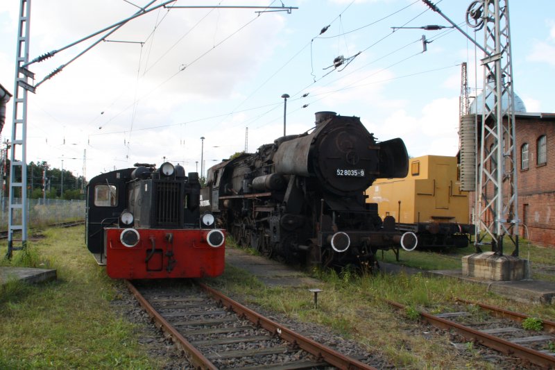 Eine K und 52 8039-9 standen am 12.09.09 im ehemaligen BW Falkenberg oberer Bahnhof. 