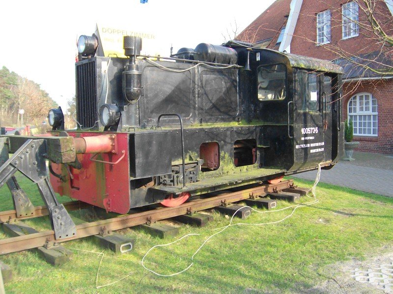 Eine K als Denkmallok, die 100 573-5 in Prerow.(Febr. 07)
<a href= http://staedte.kaposo.de  target= _blank ><img src= http://www.Bahnbilder.de/counter/counter_new.php?key=181756659  alt= Stdte auf Kaposo  title= Stdte auf Kaposo  border= 0  /></a>