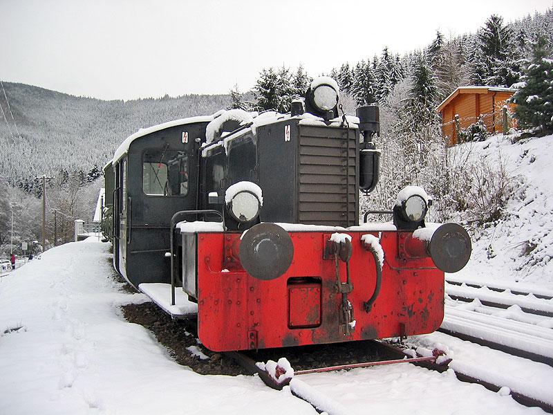 Eine Kf (BR 310 734) an der Talstation der Oberweibacher Bergbahn, gleichzeitig Station  Obstfelderschmiede  der Schwarzatalbahn.

28.12.2004