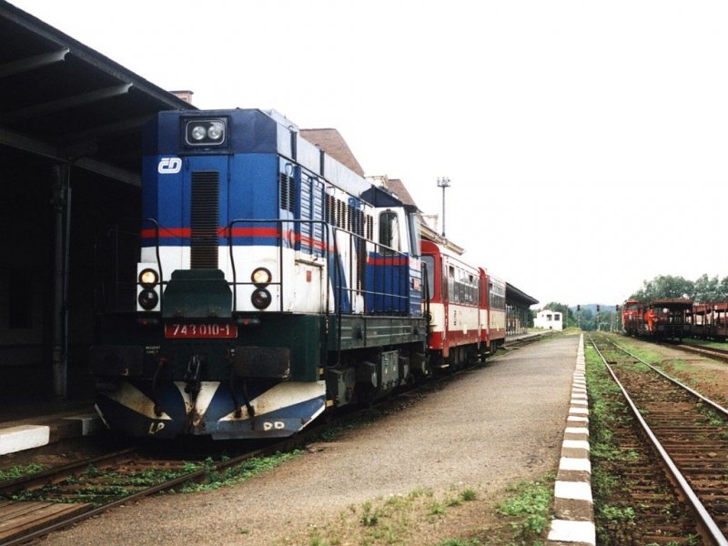 Eine Kombination von eine Diesellok (743 010-1) und zwei Brotbuschsen (012 254-9 und 012 227-5) mit Os 16227 Liberec-Harrachov auf Bahnhof Liberec am 20-7-2005. Bild und scan: Date Jan de Vries.
