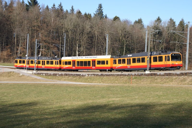 Eine Komposizion der SZU bestehend aus dem den Be 556 523-9 und 524-7 sowie dem B 521 fhrt am 9.2.08 bei Ringlikon talwrts.