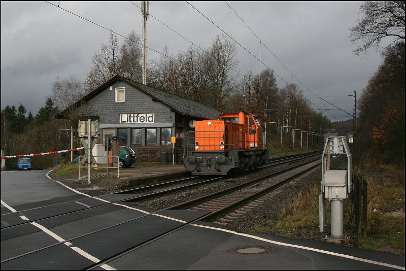 Eine KSW Lok der Baureihe DE 1002 durchfhrt, von Finnentrop komment, den Haltepunkt Littfeld Richtung Siegen. (01.12.2007)