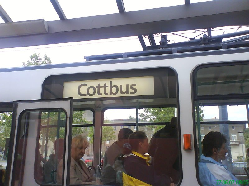 Eine Kuriosit�t:
Da stand ich an der Hst Potsdam Hbf und wartete auf die Stra�enbahn. Da kam eine Tram der Linie 96 und wie ich mir den zweiten Wagen genauer ansehe, will dieser nach  Cottbus  fahren.
Gesehen am 27.06.07 am Beiwagen 230 (130/230 ist wieder reaktiviert)