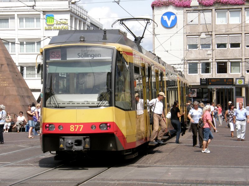 Eine KVV S5 nach KA-Sllingen auf dem KA-Marktplatz am 14.08.2008.