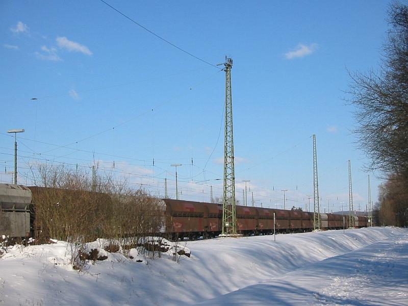 Eine lange Kette von abgestellten Gterwagen am 27.02.2005 im Gterbahnhof von Karlsruhe.