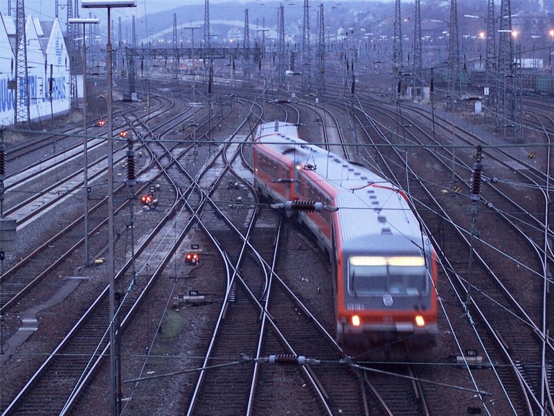 Eine Leerfahrt aus dem Sauerland schlngelt sich durchs Gleisvorfeld des Hagener Hauptbahnhofs.07.01.09