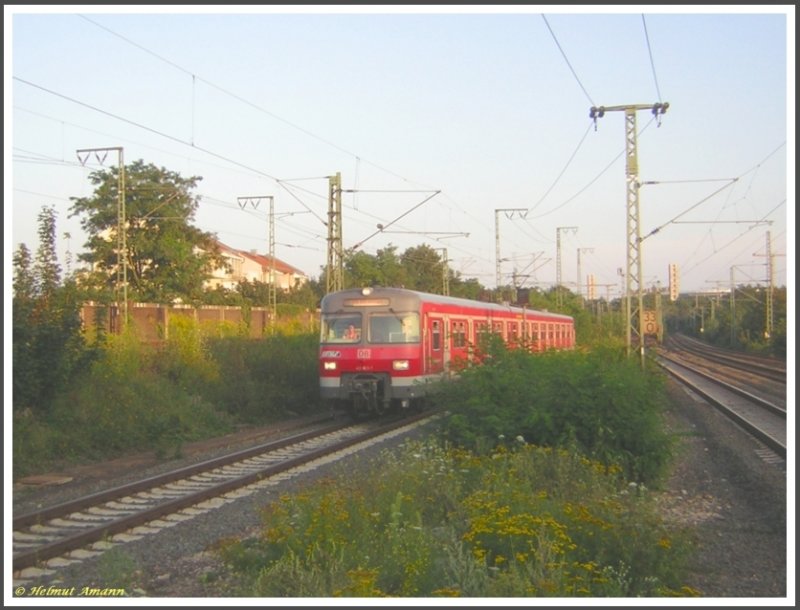 Eine Leerfahrt mit 420 323 war am Abend des 12.08.2007 kurz vor dem Bahnhof Frankfurt am Main-Niederrad in Fahrtrichtung Hauptbahnhof unterwegs.
