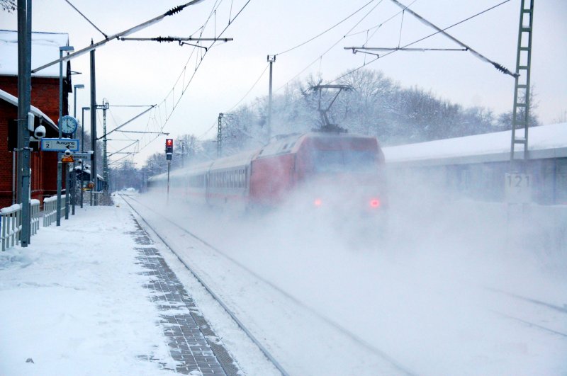 Eine leider unbekanngebliebene BR 101 schiebt am 07.01.09 einen IC durch Burgkemnitz nach Leipzig Hbf. Bei diesem Schneegestber war die Nummer nicht zu erkennen.
