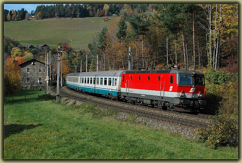 Eine der letzte Planleistungen im Personenfernverkehr, der noch von einer Lok der Reihe 1044 bespannt wird, ist der EC 32 
 Allegro Stradivari  von Venezia S.Lucia  nach Wien Sd. Die Aufnahme entstand am 26.10.2006 kurz vor der Durchfahrt der Station Klamm-Schottwien in Kreuzberg am Semmering. Zuglok an diesem Tag war 1044 048.