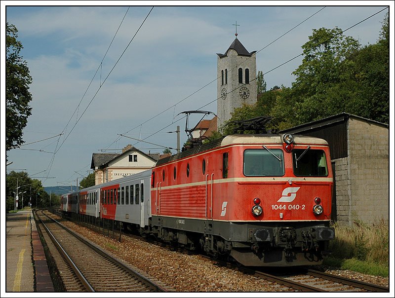 Eine der letzten fnf blutorangen Maschinen der Rh 1044 konnte ich am 18.08.2007 auf der FJB antreffen. Das Foto zeigt die 1044.040 mit dem REX 2114 „Waldviertel Kurier“ auf der Fahrt nach Gmnd bei der Durchfahrt in Greifenstein-Altenberg.