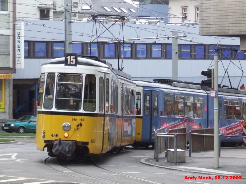 Eine der letzten GT-4 Garnituren, die auf der legendren 15er fuhren, biegt am Olgaeck bedchtig um die Kurve und entschwindet... Die U15 kommt ;( (08.12.2007)