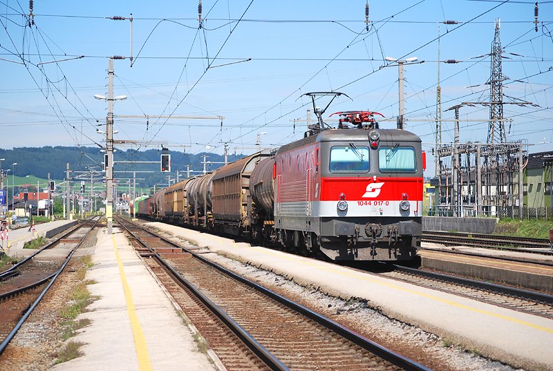 eine der letzten mit Pflatsch (offiziell Valousek Design) versehenen 1044 bei der Durchfahrt in Steindorf bei Strawalchen Richtung Salzburg (12.8.2008)