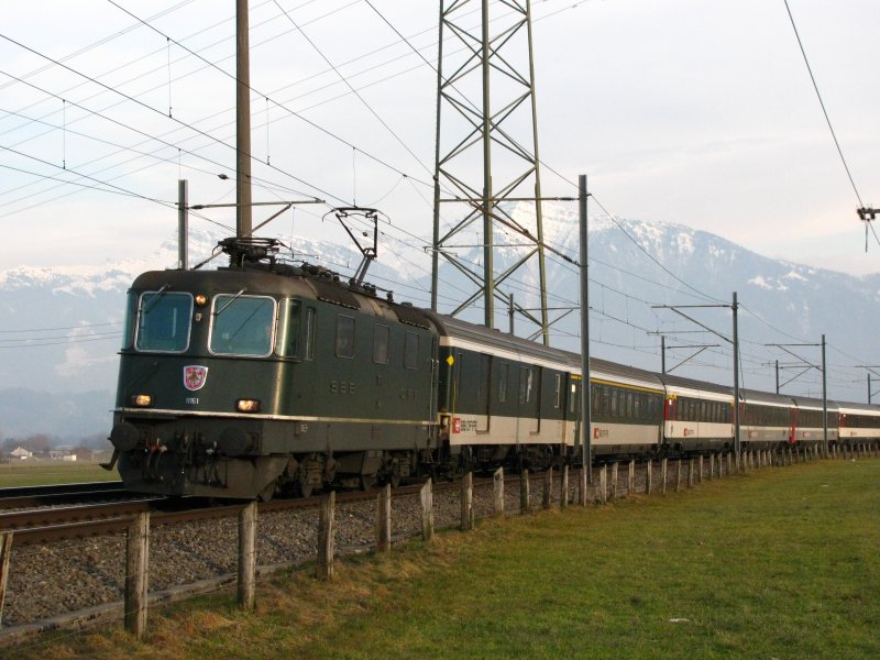 Eine der letzten noch grnen Re 4/4 II, die 11161, war am 05.02.2009 mit dem IR aus Chur nach Zrich HB bei Schbelbach unterwegs.