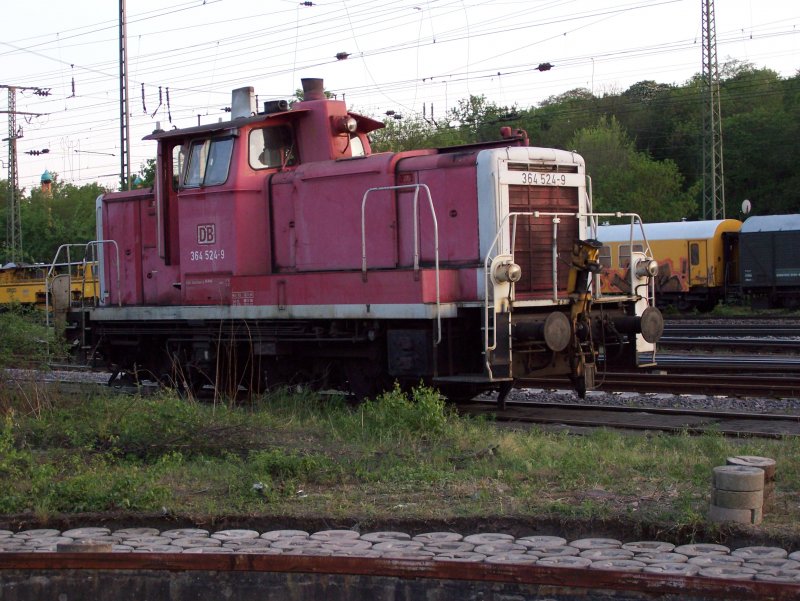 Eine der letzten orientroten V60 in Koblenz-Ltzel. Allzuviele in dieser Farbgebung drfte es nicht mehr geben. Die Frist dieser Lok luft auch schon bald ab.