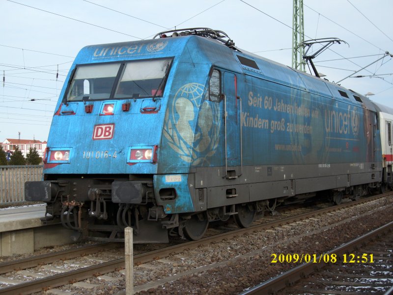 Eine der letzten Werbeloks:die UNICEF-101 016.Am 08.Januar 2009 bespannte Sie den IC 2377 Binz-Frankfurt/Main.Hier hielt der Zug in Bergen/Rgen.