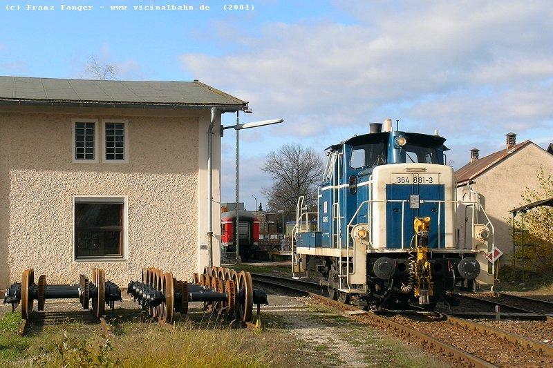 Eine der letzten:
Die DB hat in jngster Vergangenheit ihren V60-Bestand erheblich ausgednnt, brig blieben nach den Rotstiftaktionen lediglich 3 Loks in der uerst zierenden o/b Lackierung.
Eine von ihnen ist 364 881, die derzeit dem Bw Mhldorf angehrt, und von dort aus eingesetzt wird - wie auf dem Foto als Lok fr bergaben in und um Freilassing, aufgenommen am 18.11.04.
Nachdem ihre Fristen im Februar 2005 ablaufen, ist die weitere Zukunft der Lok ungewiss, doch der akute V60-Mangel von Railion drfte bald keine greren Abstellungen mehr zulassen.