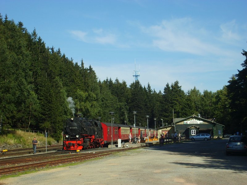 Eine Lichtung im Wald musste fr den Bahnhof Schierke her, wie er hier mit einem Zug zu sehen ist.
Der letzte bergwrts fahrende Zug steht um 17:34 nach dem Wassernehmen noch am Gleis 1 und wartet noch auf den Gegenzug.
7.8.2007