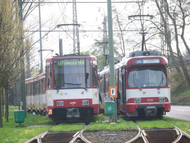 Eine Linie zwei Fahrzeuge. GT8SU Traktion und B-Wagen Traktion begegnen sich im Kehrgleis an der Endhaltestelle Neuss HBF.