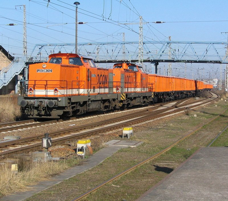 Eine Locon 212 im Doppeltrack vom Bahnhof Stralsun in Richtung Insel Rgen