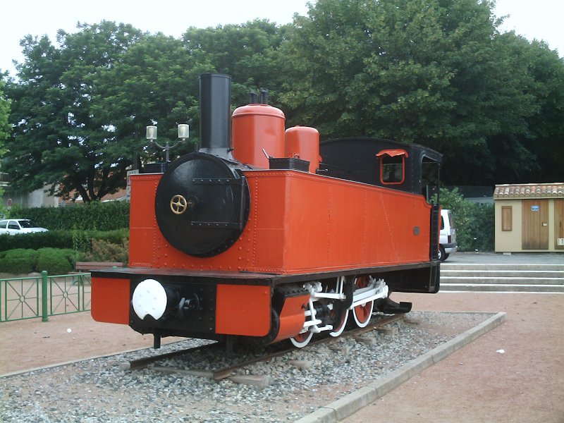 Eine Lok von aus den Anfngen des 20. Jahrhunderts erinnert in Tournon an die ehmalige 1000mm Bahn. 24.06.2007