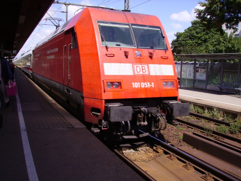 Eine Lok der Baureihe 101 mit IC 1971 nach Dresden. 14.07.06