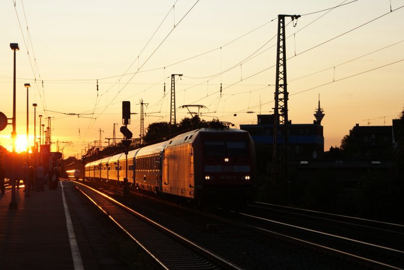 Eine Lok der Baureihe 101 zieht am Abend des 14.09.08 einen Inter City am S-Bahnhaltepunkt Dsseldorf Oberbilk,kurz KDOB,vorbei in Richtung Kln...