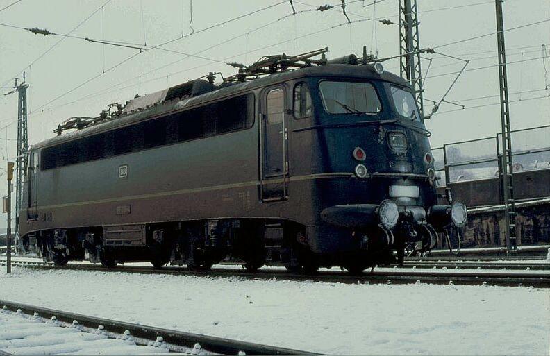 Eine Lok der Baureihe 110 mit Schrze, abgestellt im Bw Hagen Eckesey. (1982)