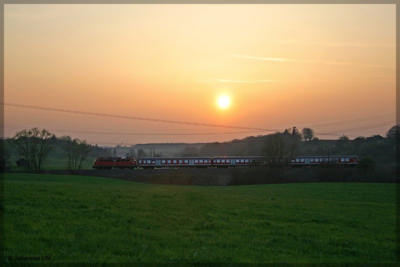 Eine Lok der Baureihe 110 schob am Abend des 10.04.2009 eine RB von Aalen nach Donauwrth und bekam dabei zwischen Aalen-Oberalfingen und Goldshfe die letzte Wrme der langsam im Dunst versinkenden Sonne ab.