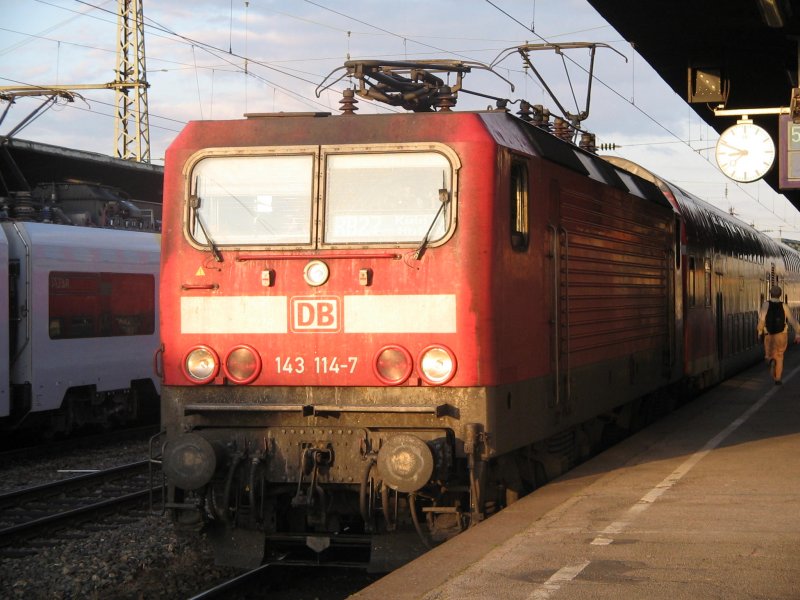 Eine Lok der Baureihe 143 legt mit ihrem Dosto-Wendezug einen kleinen Halt in Kln-Deutz ein, um dann nach Kln Hbf weiterzufahren (17.7.2009)