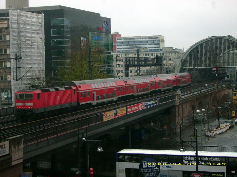 Eine Lok der Baureihe 143 schiebt am 09.04.08 ihre RB nach Dessau in den Bahnhof Berlin-Alexanderplatz. Fotografiert aus dem ALEXA-Einkaufszentrum.