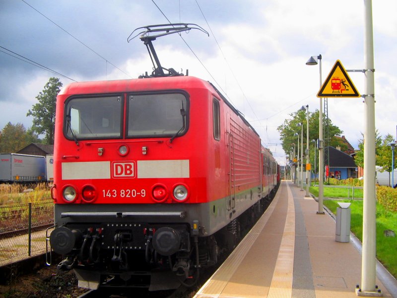 Eine Lok der Baureihe 143 steht mit RB nach Lichtenfels im Bahnhof Rdental bereit. Die Lok hatte auerdem eine frische Revision bekommen (3.10.08)