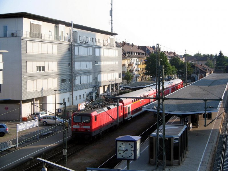 Eine Lok der Baureihe 143 steht auf Gleis 8 im Hauptbahnhof Freiburg bereit, um wenig spter in das rtliche Bahnbetriebswerk mitsamt Wagenpark einzurcken (2.7.2009)