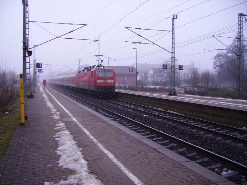 Eine Lok der Baureihe 143 verlsst Elmshorn am 2,1,2006