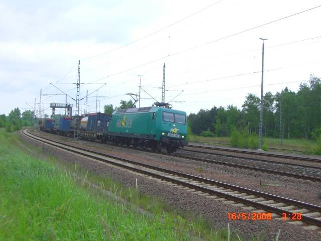 Eine Lok der Baureihe 145, sie gehrt der R4C, durchfhrt mit einem Gterzug am 16.05.08 Muldenstein Richtung Bitterfeld.