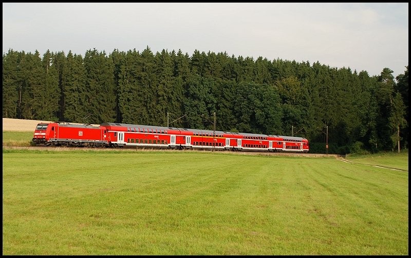 Eine Lok der Baureihe 146 zieht einen Doppelstockwagenzug in Richtung Ulm. Aufgenommen im Juli 2008 bei Beimerstetten.