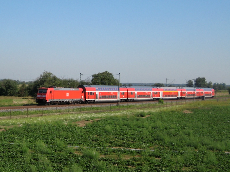 Eine Lok der Baureihe 146.2 mit der Schwarzwaldbahn in Richtung Offenburg, aufgenommen am 24. August 2009 zwischen Forchheim und der Bk Basheide.