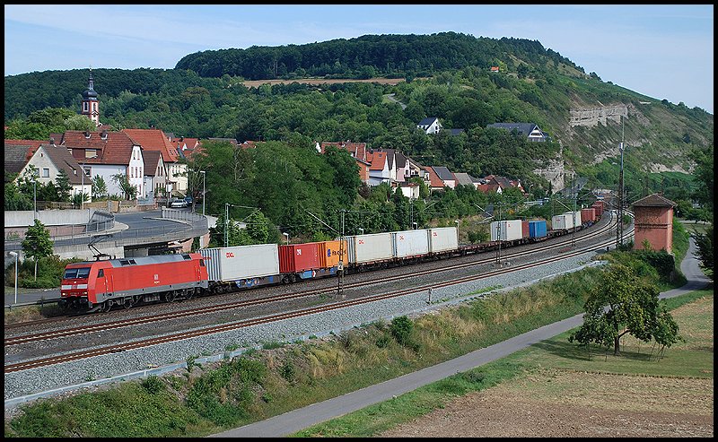 Eine Lok der Baureihe 152 berfhrte im August 2008 diesen Containerzug nach Hamburg. Aufgenommen bei Retzbach-Zellingen.