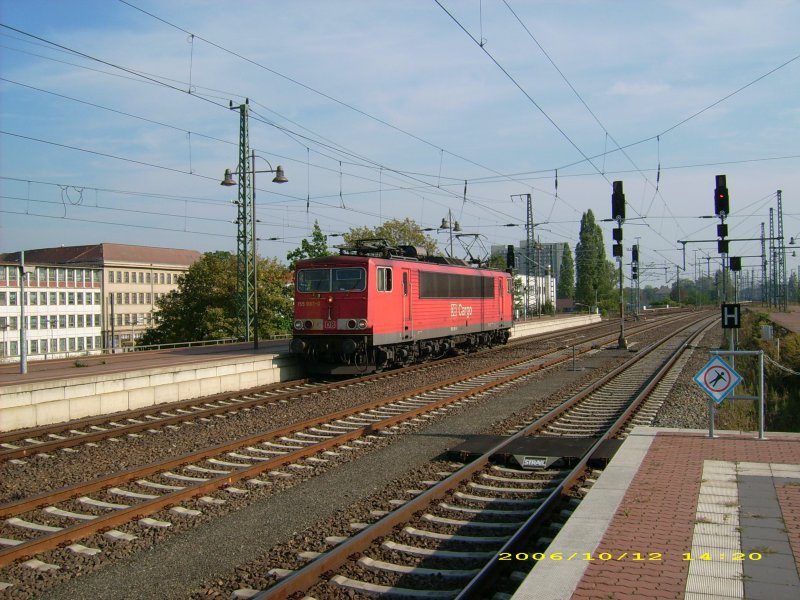 Eine Lok der Baureihe 155 durchfhrt den Dresdener Hbf am 12.10.06 in Richtung Friedrichstadt.