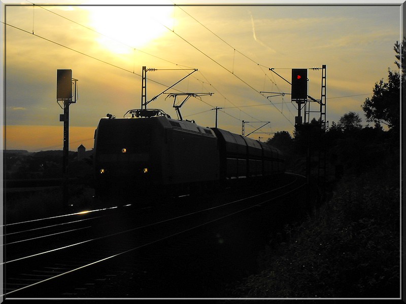 Eine Lok der Baureihe 185 im letzten Abendlicht bei Laaber fotografiert.
