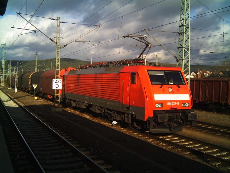Eine Lok der Baureihe 189 037-5 an einem schnen Dezembertag in Saalfeld(Saale).