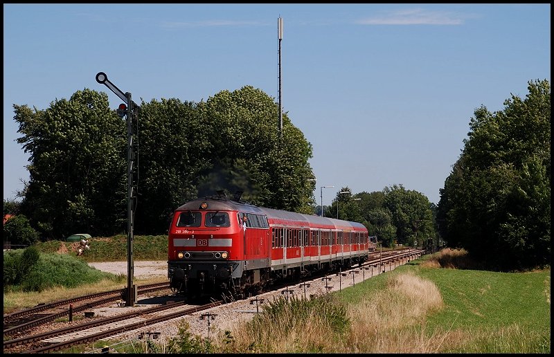 Eine Lok der Baureihe 218 ist mit 4x N-Wagen in Richtung Memmingen unterwegs. Aufgenommen im August 2008 in Stetten.