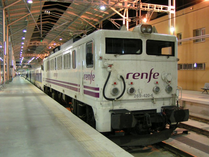 Eine Lok der Baureihe 269 der RENFE mit einem Talgo200 Zug in Mlaga Hauptbahnhof. (Mlaga 18.06.2007)