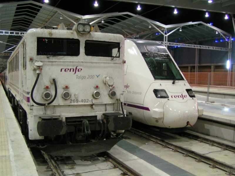 Eine Lok der Baureihe 269, und den Steuerwagen der Baureihe 598 der RENFE in Mlaga Hauptbahnhof. (Mlaga 18.06.2007)